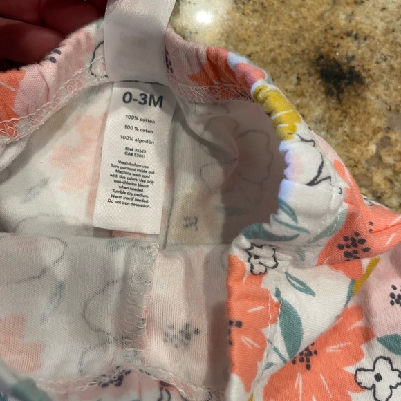 Free! 4-piece 0-3 month old clothing items - Picture 15 of 16